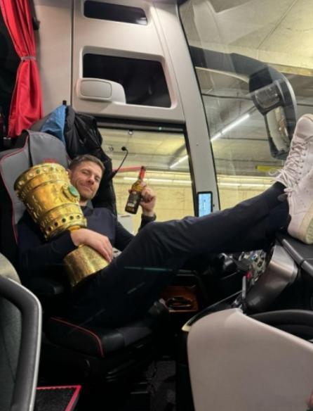 今天是阿隆索的44岁生日，老东家勒沃库森为他送上祝福。勒沃库森社媒晒出阿隆索执教