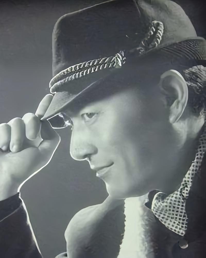 被港片黄金时代遗忘的实力派！黄宗迅文武兼备，能演能导亦能执笔
 
黄宗迅（192