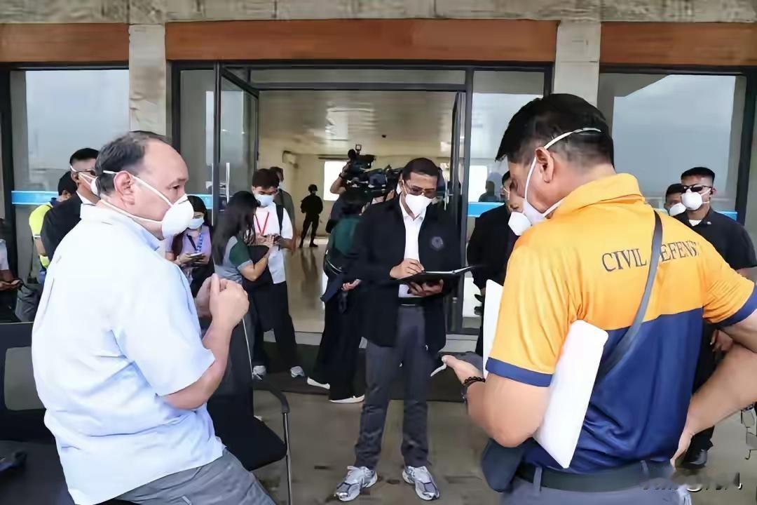 69名中国工人被菲律宾扣押，中国驻菲律宾使馆推开看守所的门。

5月18日，中国