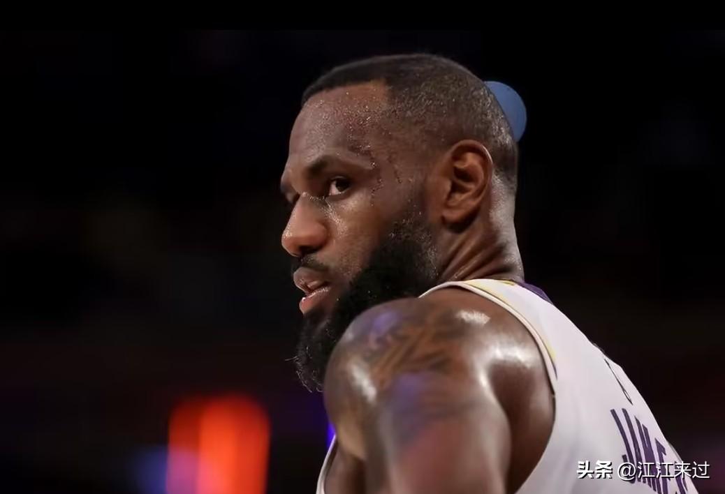 湖人大胜步行者，詹姆斯提前走进球员通道，并没有跟球队其他球员一块庆祝！
可以看出