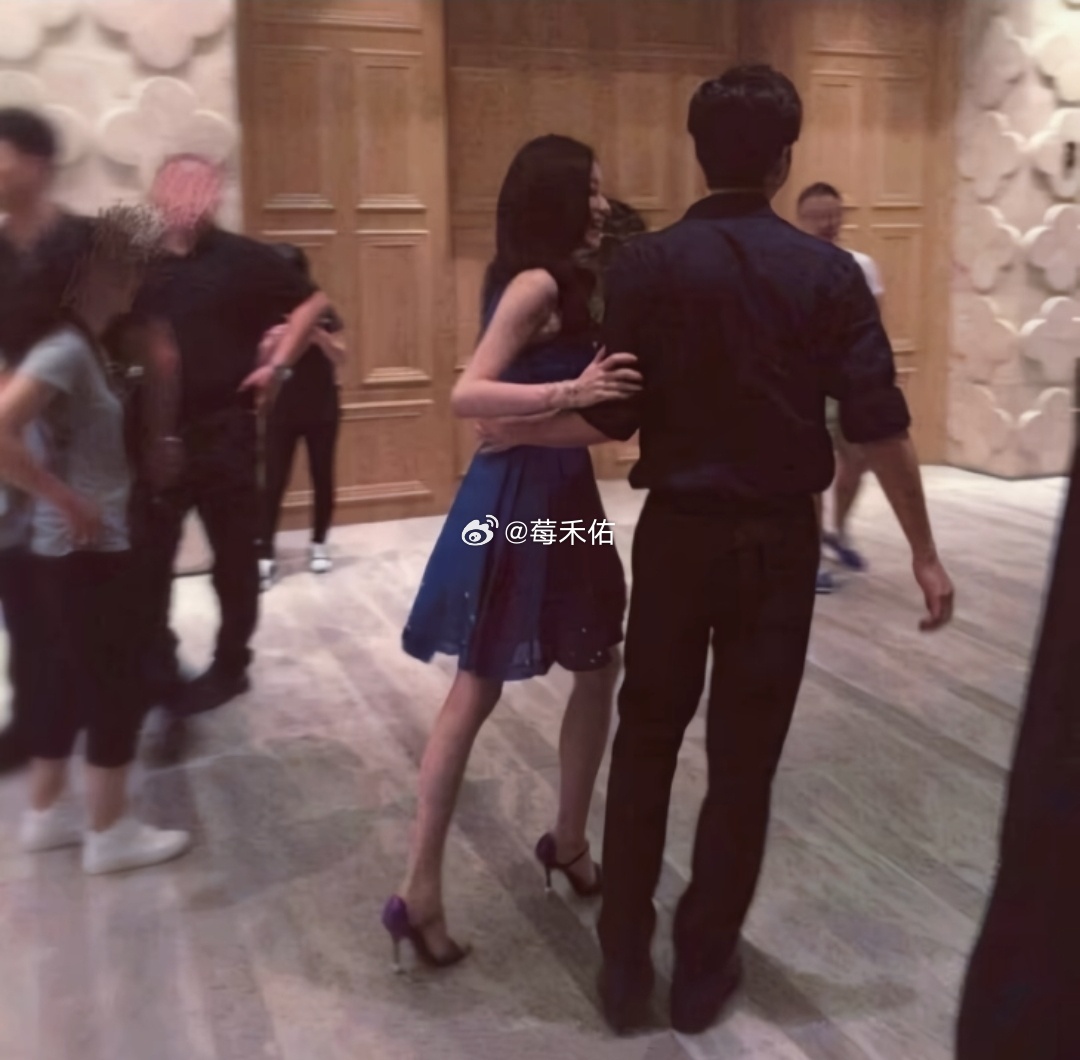 “直到蜂拥而至人都透明了”，两人真的好般配，cp还是be记得牢。倪妮｜井柏然｜b