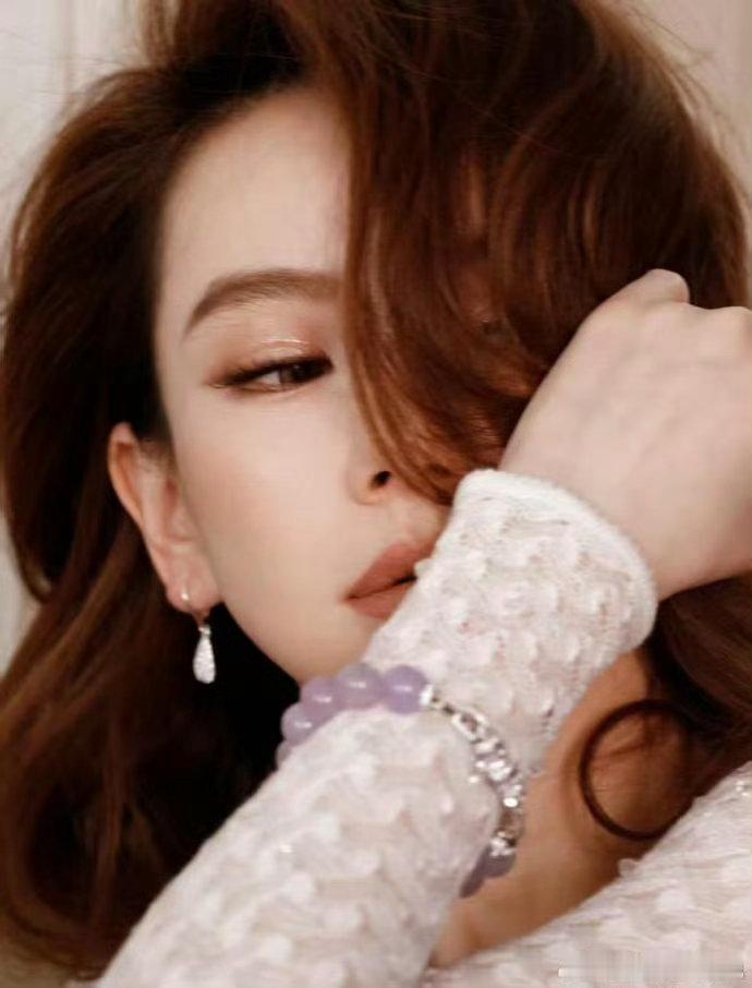 赵涛李庚希戚薇戛纳同框💫意想不到的组合惊喜出圈，三人同框氛围感拉满，风格互补气