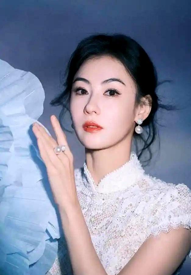 扒开张柏芝的“完美妈妈”人设，我只看到了两个字：外包。
你堵在晚高峰接娃，她的司