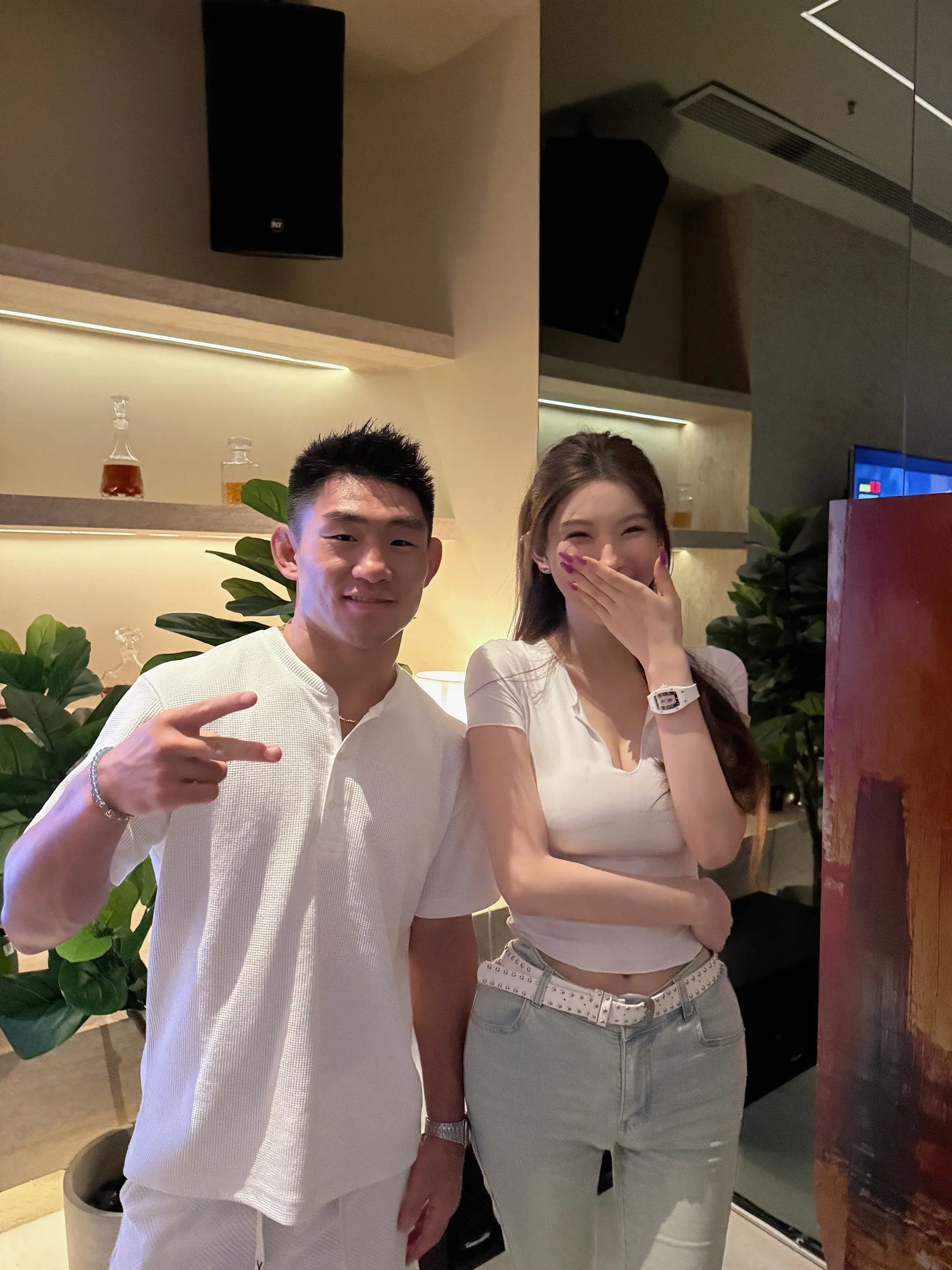 看UFC硬汉 做品质真美女