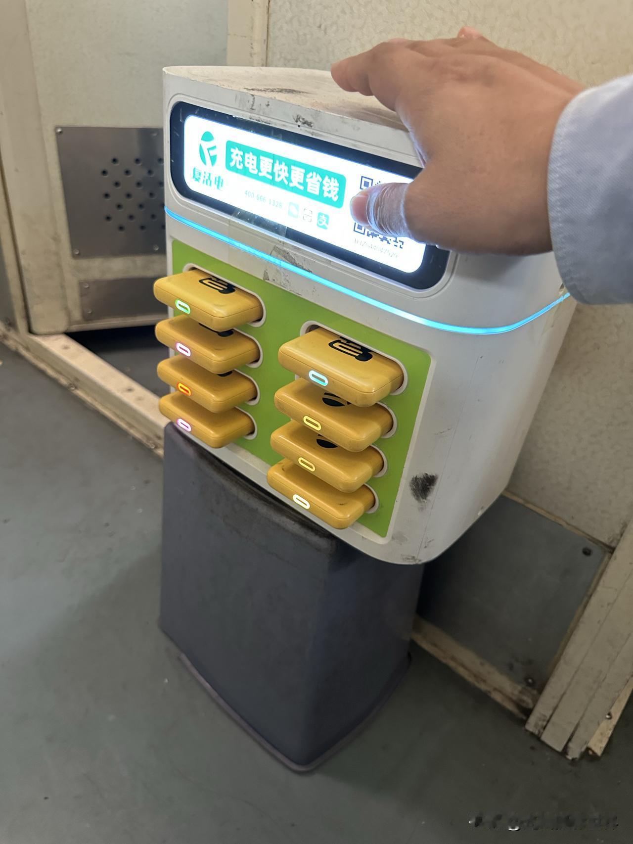 云南昆明到青海西宁的K987次绿皮火车上，居然有充电宝可以租用呢！好像不是美团的