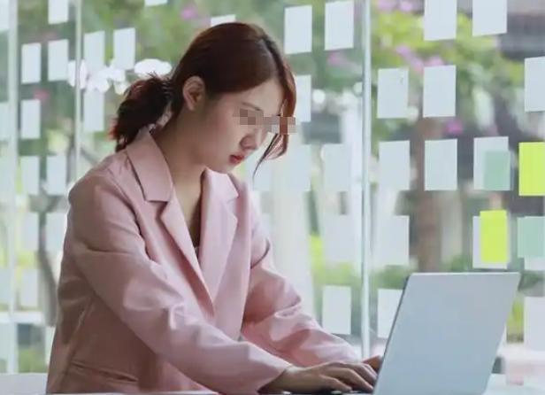 大家发现了没，但凡是坐在政府部门办公室里的女生，不管她是哪个级别的，不管是省级还