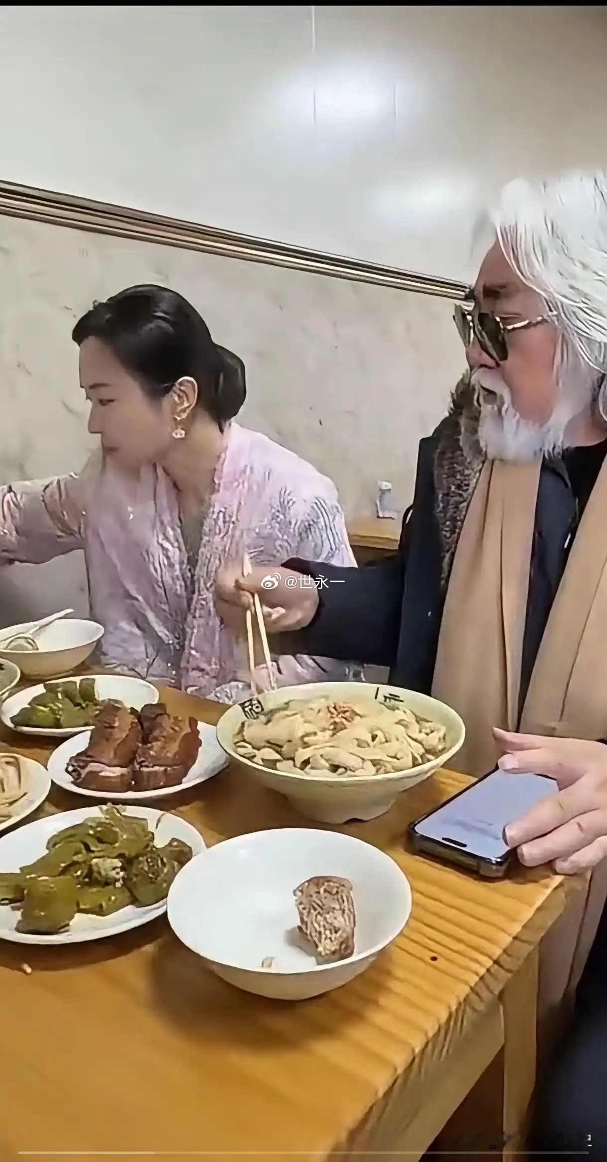 老张这饭量可以啊，一个小伙子不一定能吃完这一大碗面 ​​​
