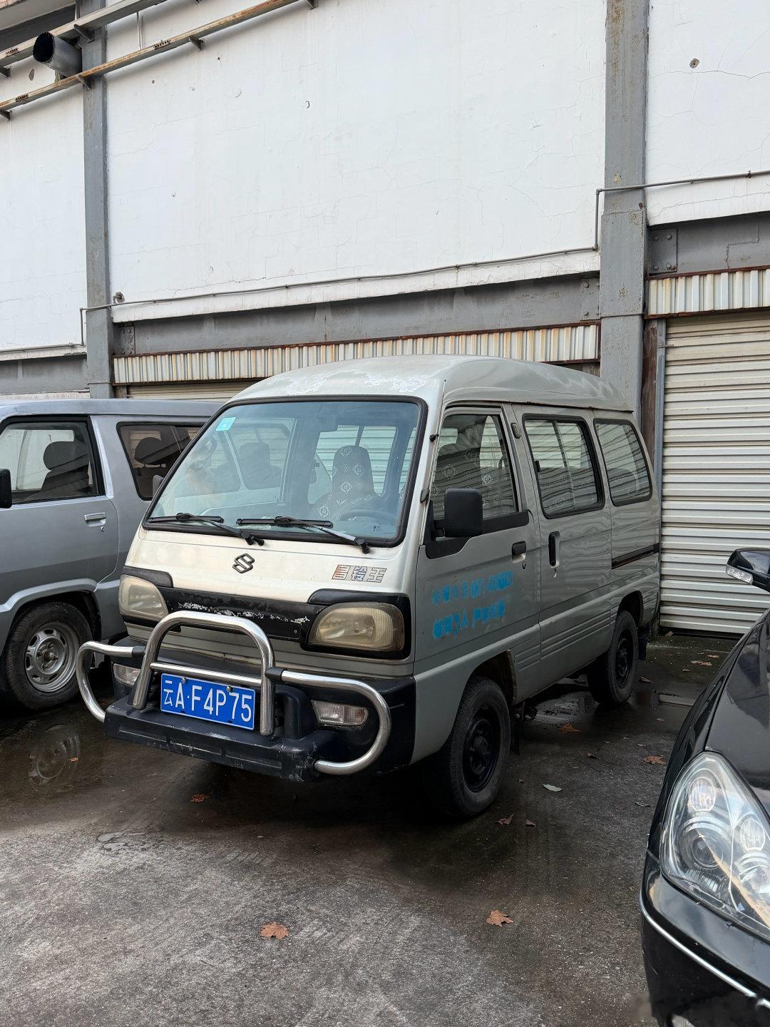 最近拍到的一些有趣小汽车图1昆明见到的桑塔纳2000令人激动，看起来成色很好且还