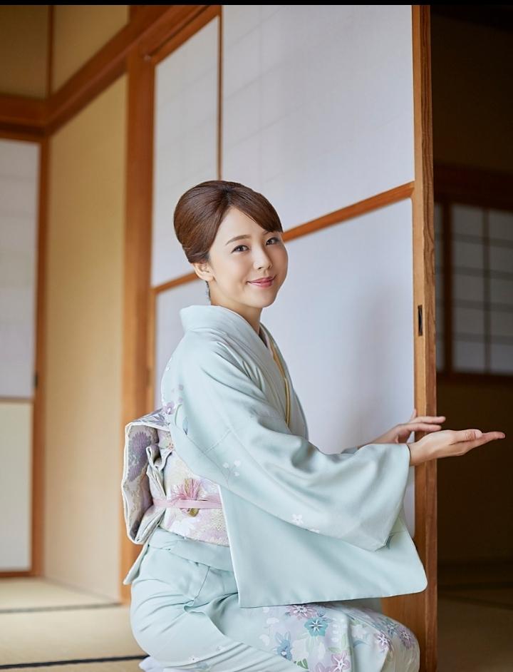 日本女人们看着中国人会心地笑了。世界上所有的国家都很难对付，可是要击败中国人那简