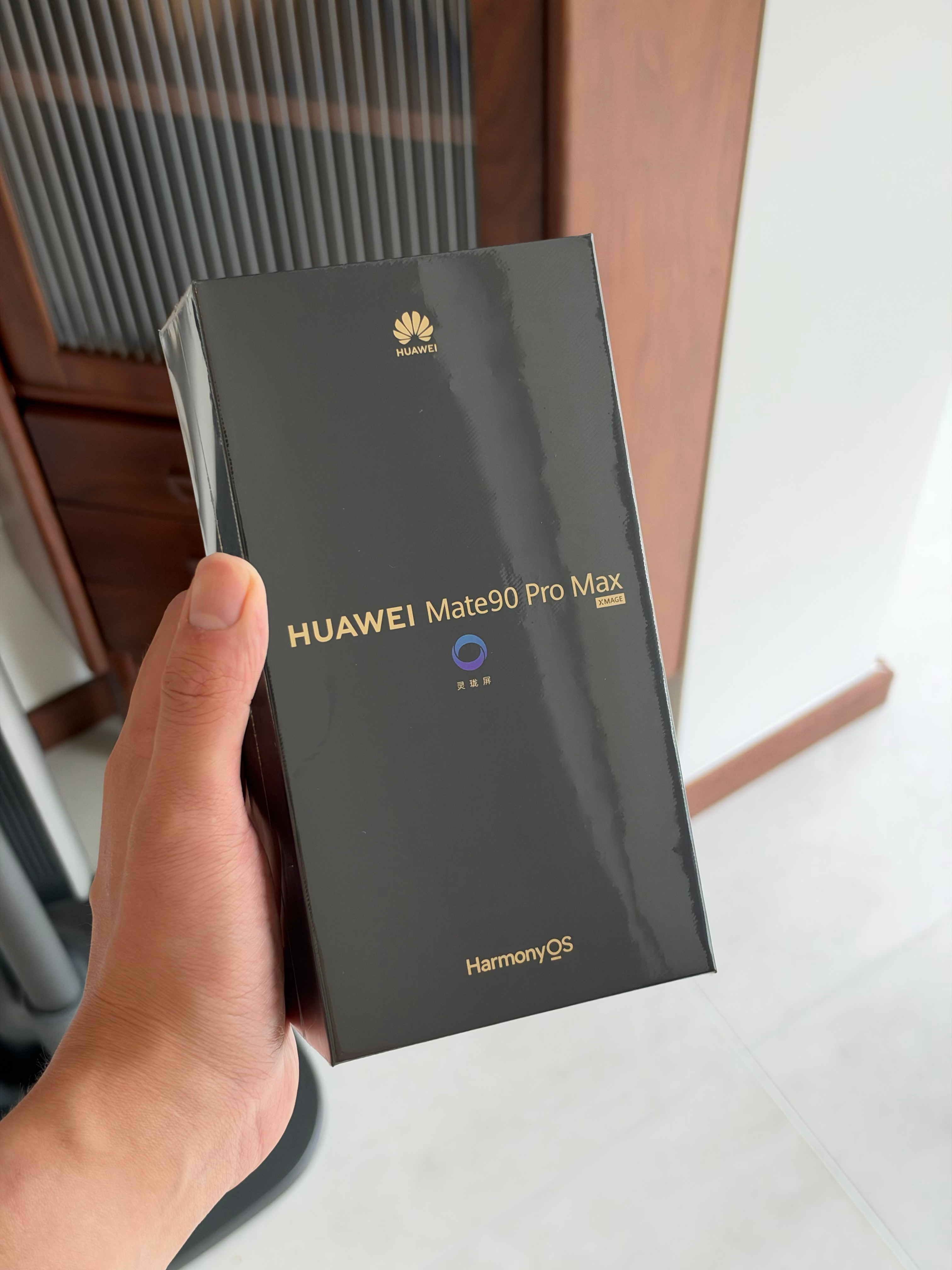 昨天买的华为Mate90 Pro Max到了，白色依旧最为经典，非常精致好看。屏