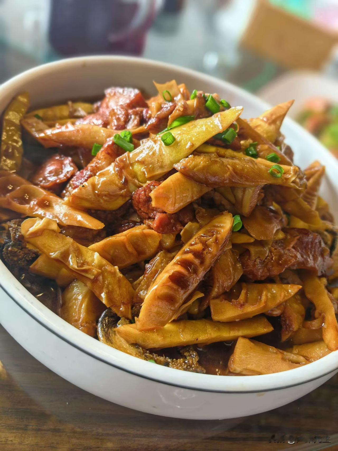 人间四月天，今日农家乐乐开怀
茅山好风光，农家菜飘香，
民风淳朴又热情，春日小确