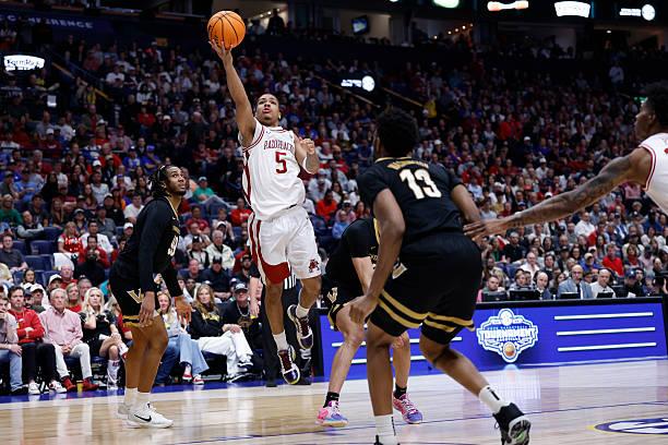 主场作战的全美第17号种子阿肯色大学以86比75战胜了全美第22号种子范德堡大学