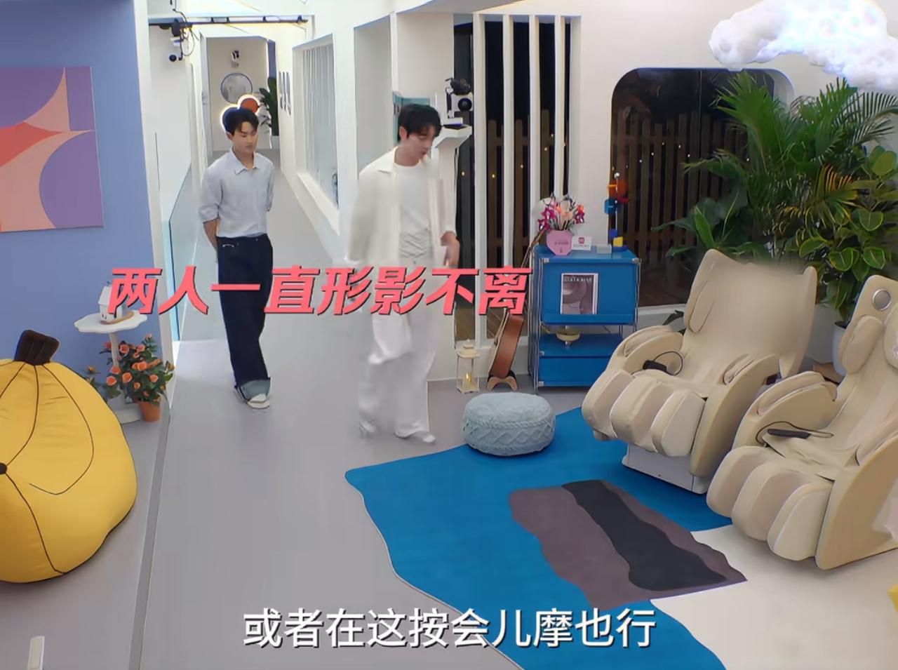 梁潇雨约陈鹤文一波三折！偷听被玻璃门出卖，还让室友当助攻！
简直被这段笑吐了，这