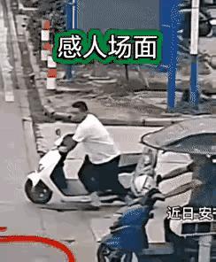 关键时刻，救人要紧，已经顾不了太多，大哥直接放下了摩托车，奔跑着去救这个孩子，由