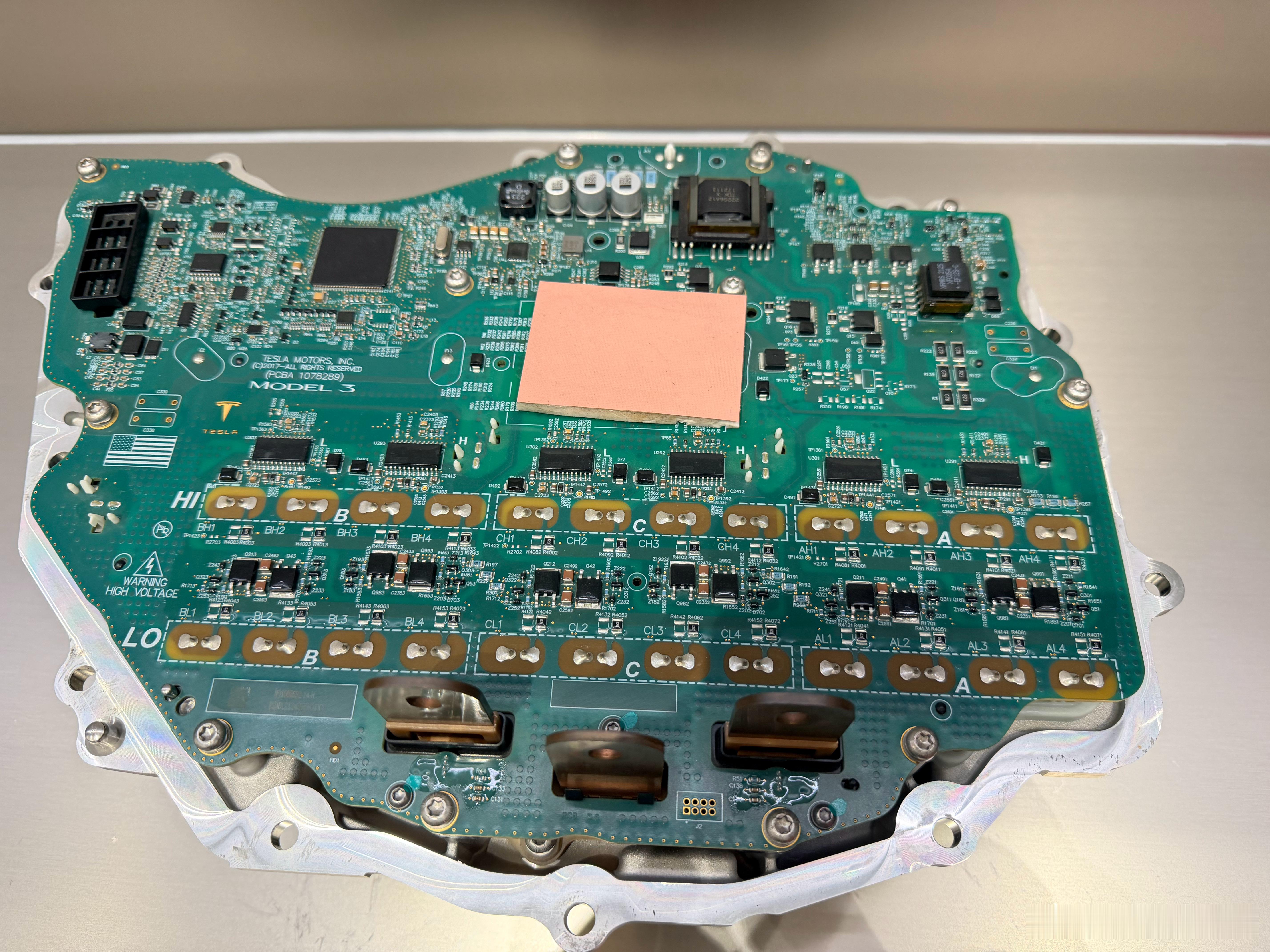 这块电路板说明了一切！买纯电车，首选就是特斯拉那些传统杂牌电车，电子控制模块比如