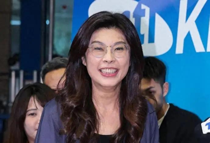 谁能想到？一场南京的晚宴，竟把“岛内政客”的遮羞布撕得粉碎。郑丽文顶着“五年刑期