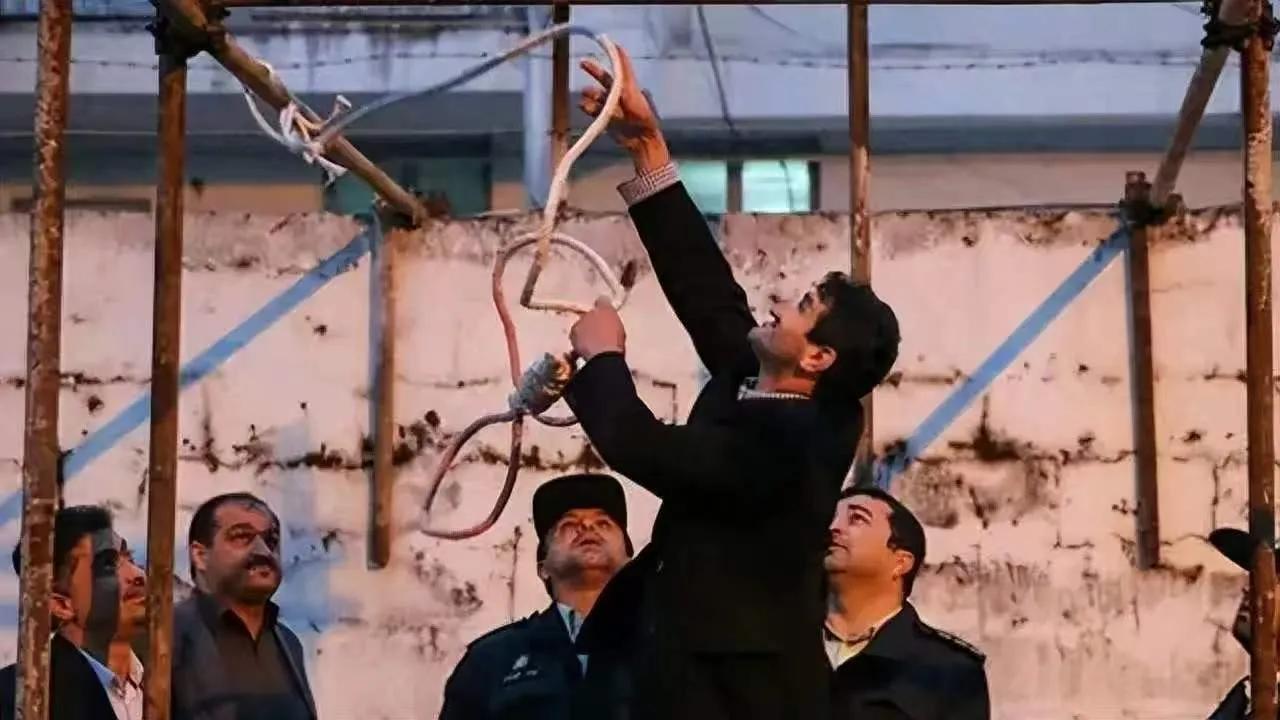 伊朗深夜“清理门户”，两名“内鬼”被绞，身份曝光后，中国也惊出一身冷汗？新华社5