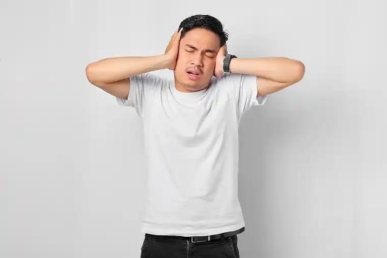 很多人天天戴耳机却不知道，听力一旦受伤，可能不是“变差”，而是再也回不来了。
 