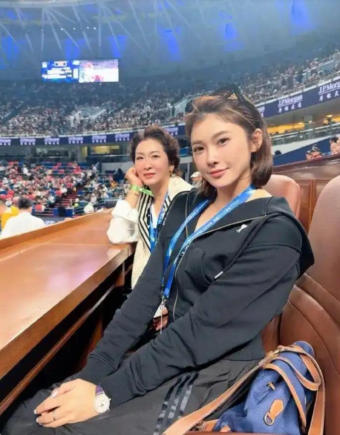 吴艳妮最近竟悄悄现身上海劳力士大师赛看台，褪去赛场锋芒的她，这次全是为了身边那位