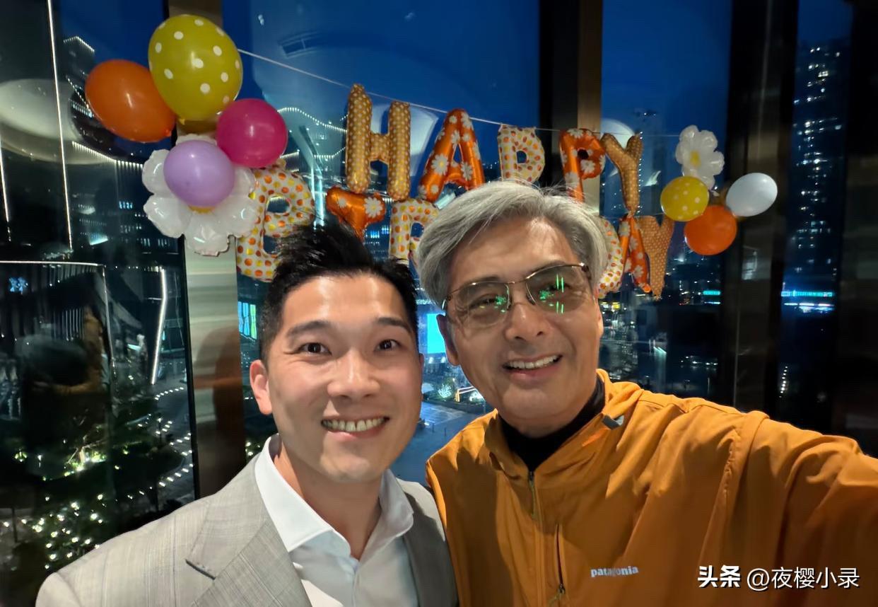 71岁周润发生日现场曝光！满头白发很帅气，紧搂妻子陈荟莲秀恩爱！[赞][赞][蛋
