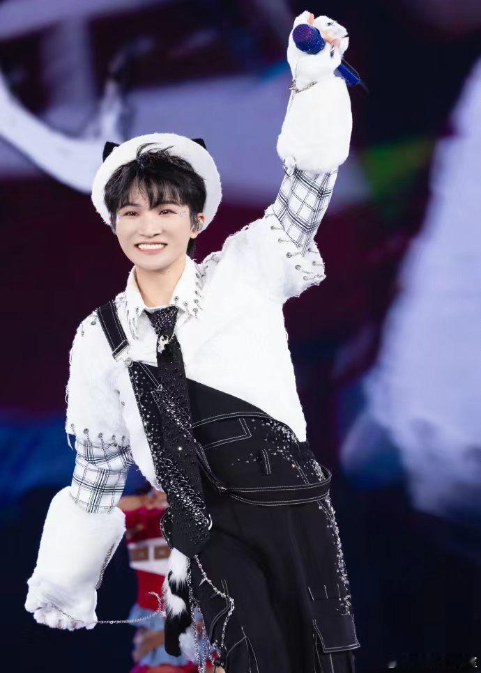 周深重庆演唱会 天籁之音再度唱响重庆！周深2026巡演官宣5.30、31连唱两晚