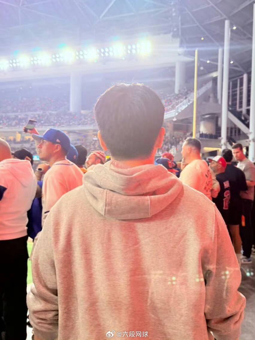 樊振东空降迈阿密乒乓球樊振东空降迈阿密，现场观赛世界棒球经典赛决赛，见证委内瑞拉