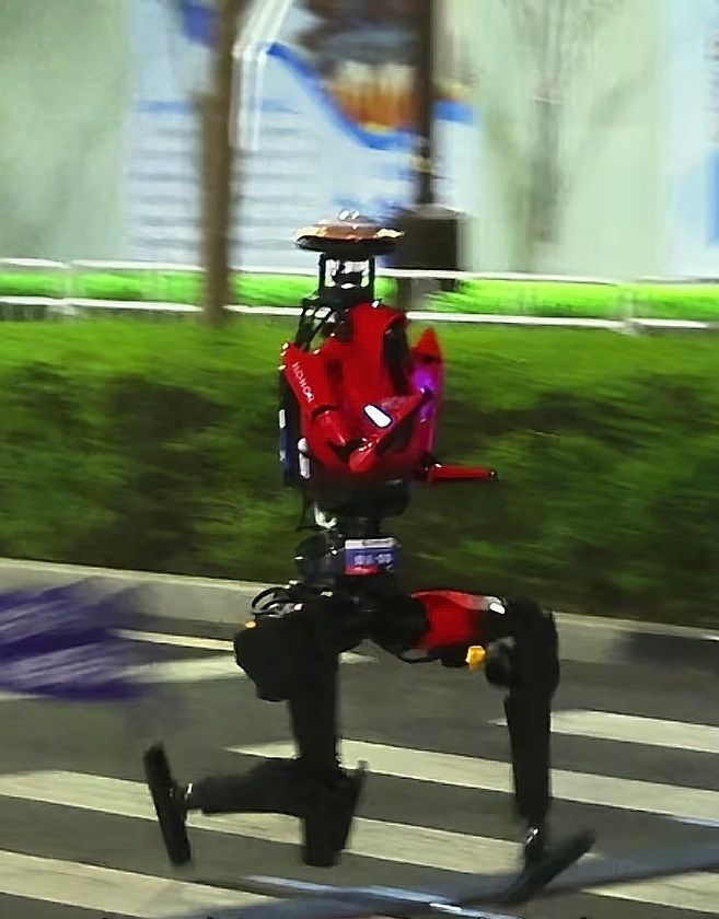 荣耀闪电 这款机器人，大家可能没注意，闪电头上这个很像帽子的装置其实是探测用的就