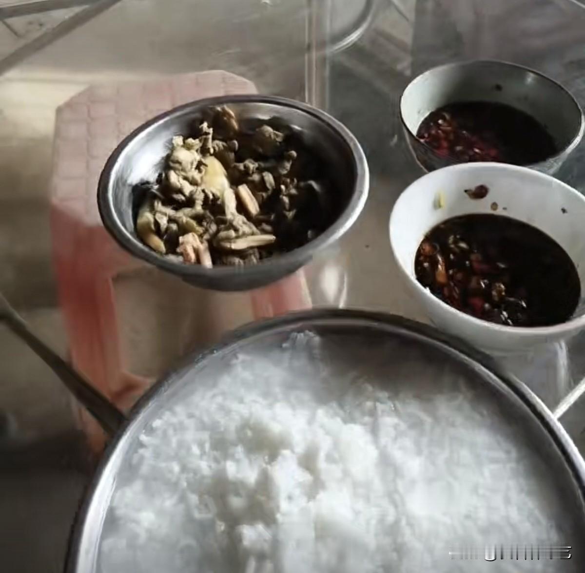 秋日生活打卡季简单家常一餐，一锅软糯米饭，搭配鲜香杂菌小炒，再调好两碗红油蘸汁。
