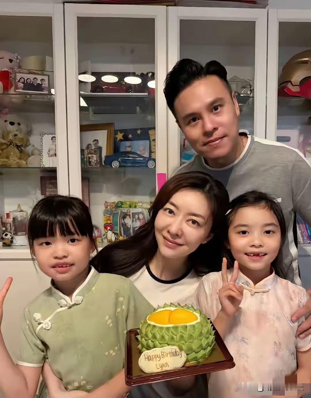 真是“不比不知道，一比吓一跳。”
之前都说熊黛林的两个女儿丑，如今郭富城的两个女