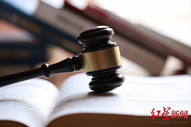 重庆icon，一烧烤店内，牟某醉酒后，拿出匕首乱挥，黄某和周某，忙上前拉住他，夺