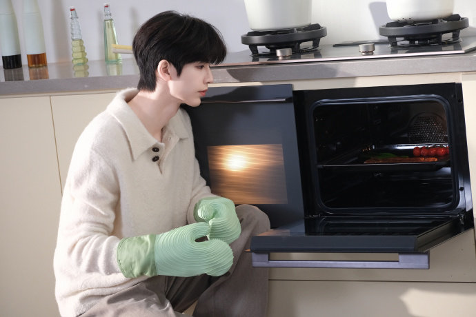 张凌赫商务价值正的夯爆了 张凌赫从高奢到国民张凌赫商务价值正的夯爆了，张凌赫从高