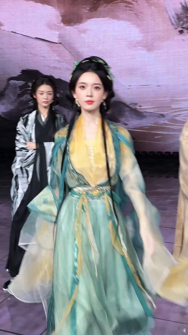 李梦陈瑶傅菁张艺凡扇巴掌李梦陈瑶傅菁张艺凡掌公主们 李梦陈瑶傅菁张艺凡掌公主们上