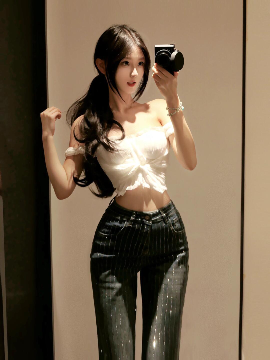 镜中人影动，镜外春光浓。