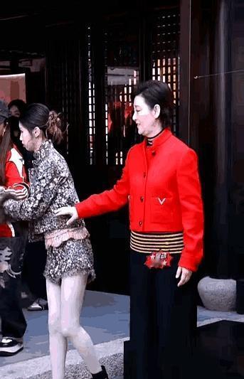 手刚伸过去，闺女一个转身，热搜爆了。
 
徐朵避开徐帆那一下，被截成3秒动图，全