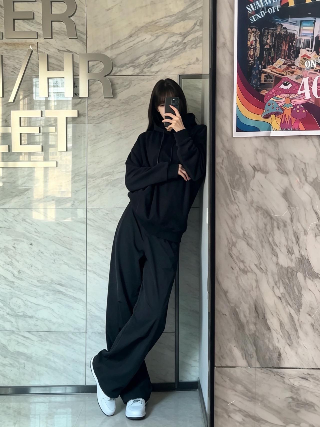 早秋松弛感穿搭ootd主打一个毫不费力 极简穿搭感觉至上 黑色卫衣慵懒风 oot