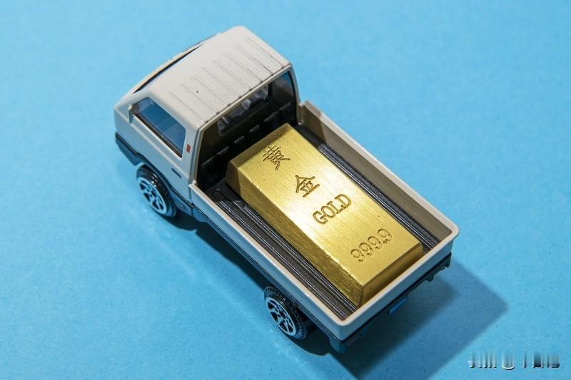 最近黄金价格那走势，跟坐了火箭似的！
一路狂飙，感觉都快冲破大气层了。
我本来还