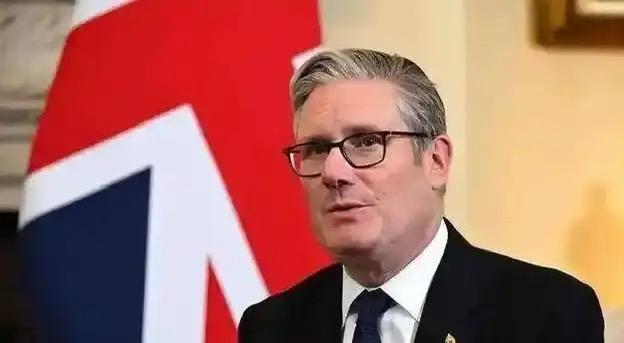 反击了！斯塔默不再当受气包，向特朗普发出灵魂拷问！

斯塔默一句“既然危险你凭什