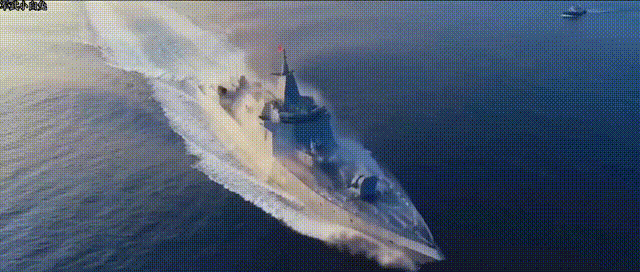 055大驱全舰洗消作业画面，展示核生化防护训练的场景。