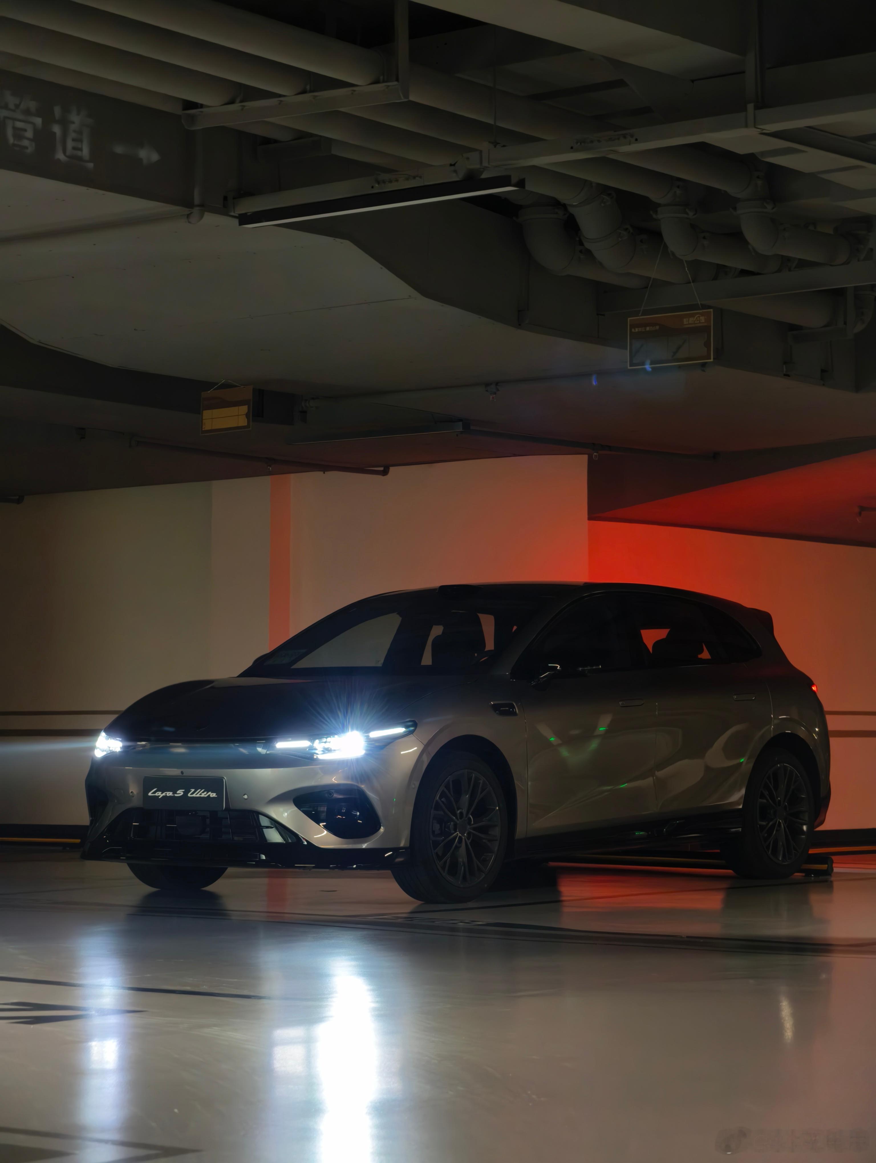 加班的周末，公司难得来小车，大家都抢着开。零跑 Lafa 5 Ultra 应该是