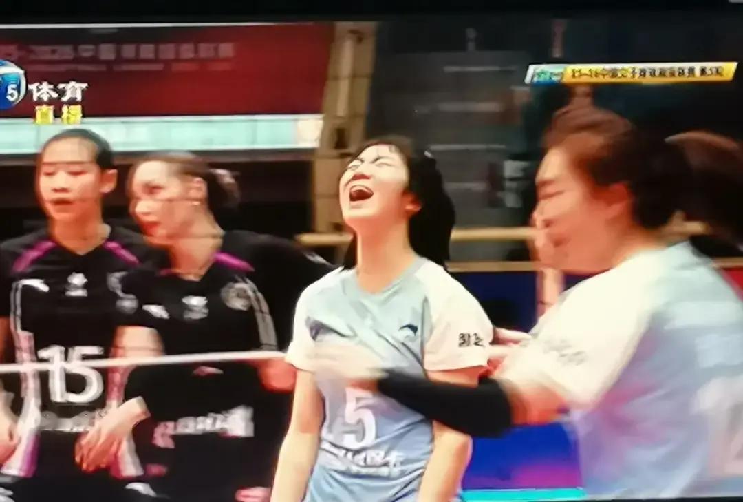 3-1！天津女排把上海打回原形
 
昨晚天津主场，上海外援布里西奥一传直接崩，天