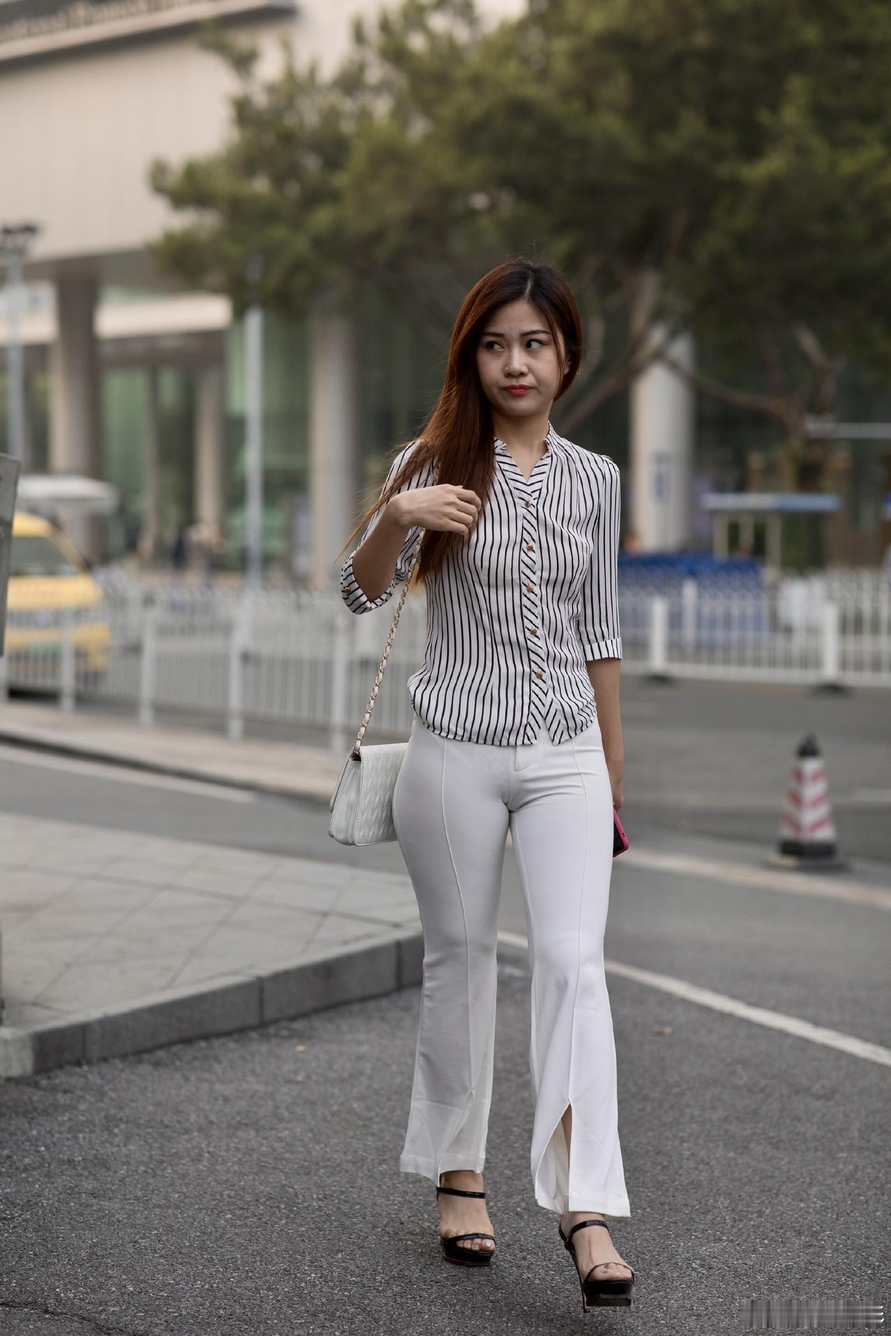 街拍留影，情意绵绵。