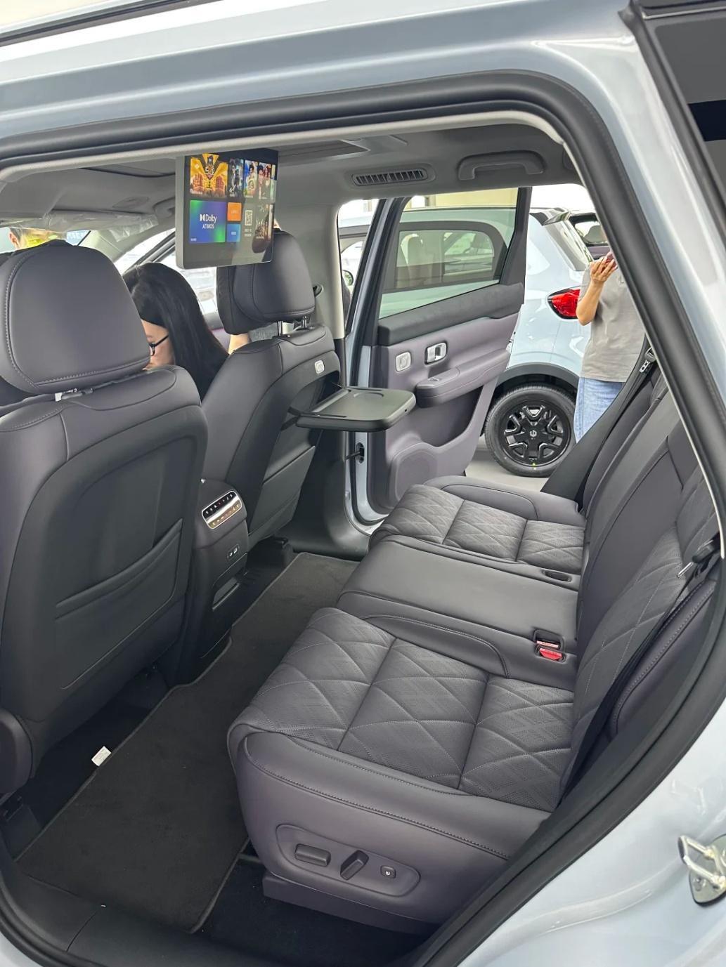 15万买六座 ，有冰箱彩电大沙发真的香
之前重点对比了奕派008和比银河M9，银