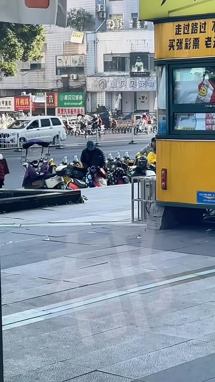 网友南华大学偶遇赖伟明，伟明就这么提着大包骑着小电动车就回母校了