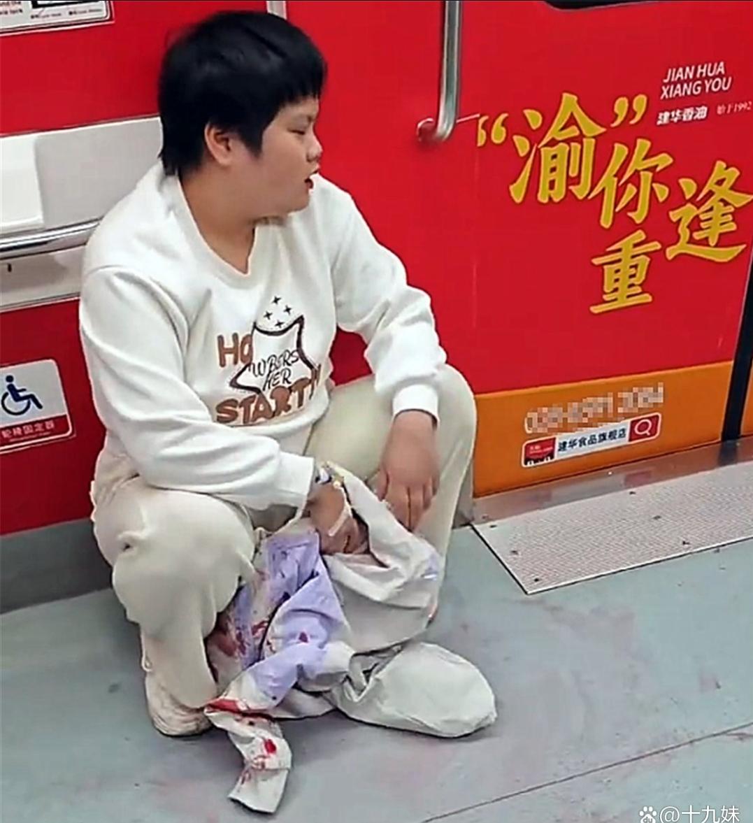 22岁女孩地铁上的暖心之举，感动全网！
 
3月23日，重庆地铁1号线上发生了一