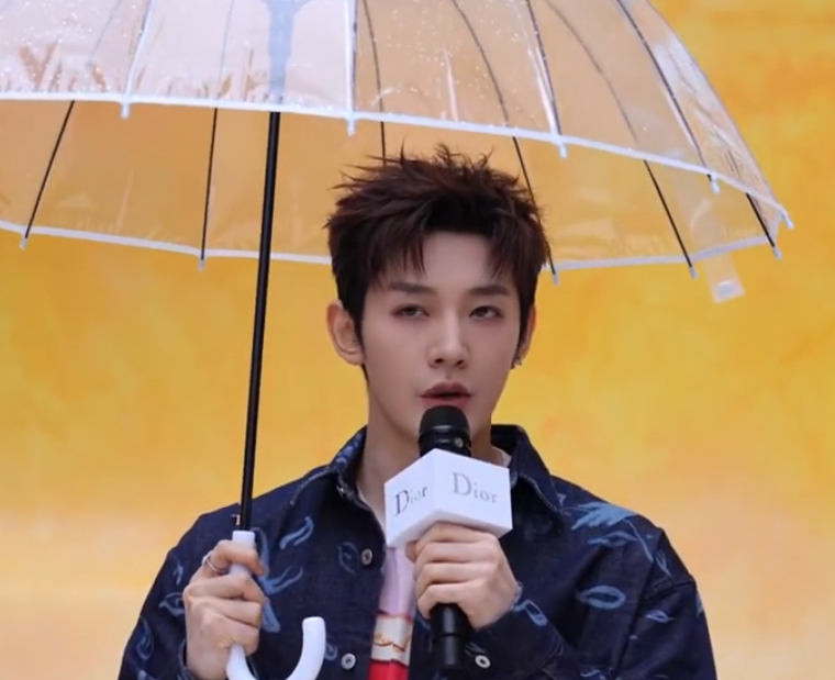 邓为的这次雨中访谈，真的是让我刮目相看就算下个雨，也没有任何的不耐烦而且邓为的谈