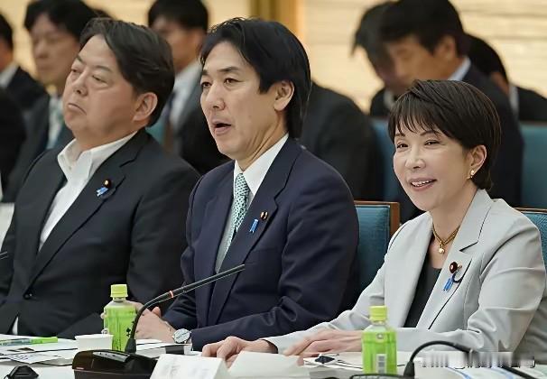 日本正在走向战争！我们一定要高度警惕
1. 升级1000km导弹部署西南列岛
2
