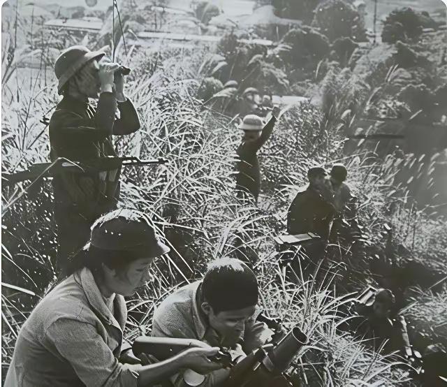 1986年老山前线，我军战士李谋仁，被3个越南特工用石块打晕，拖往越方。拖行不到