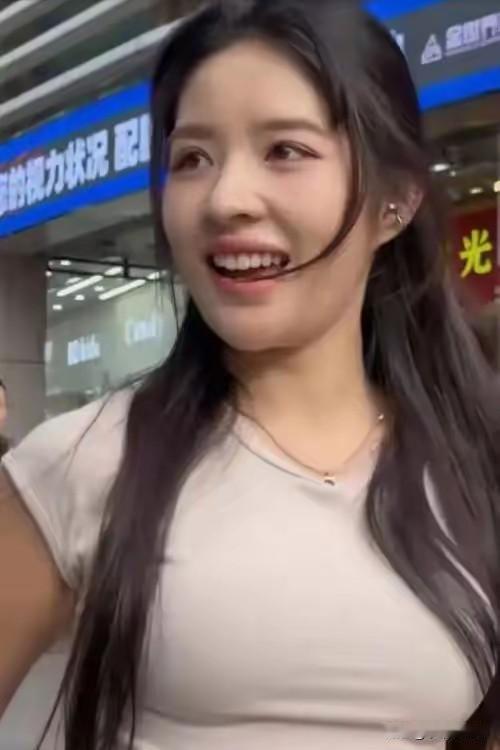 网红阿梓最近接受采访说了句大实话。她跟前夫分开以后，就去做了性感主播，私信里问得