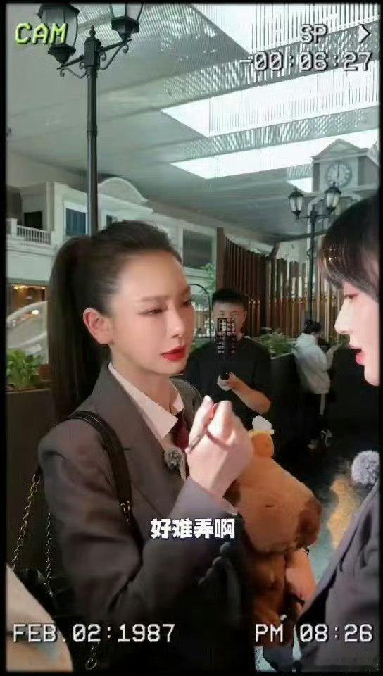 戚薇处处吻  戚薇抱着尚雯婕亲着田曦薇  哇去！！！“处处吻”在戚薇身上真的有了