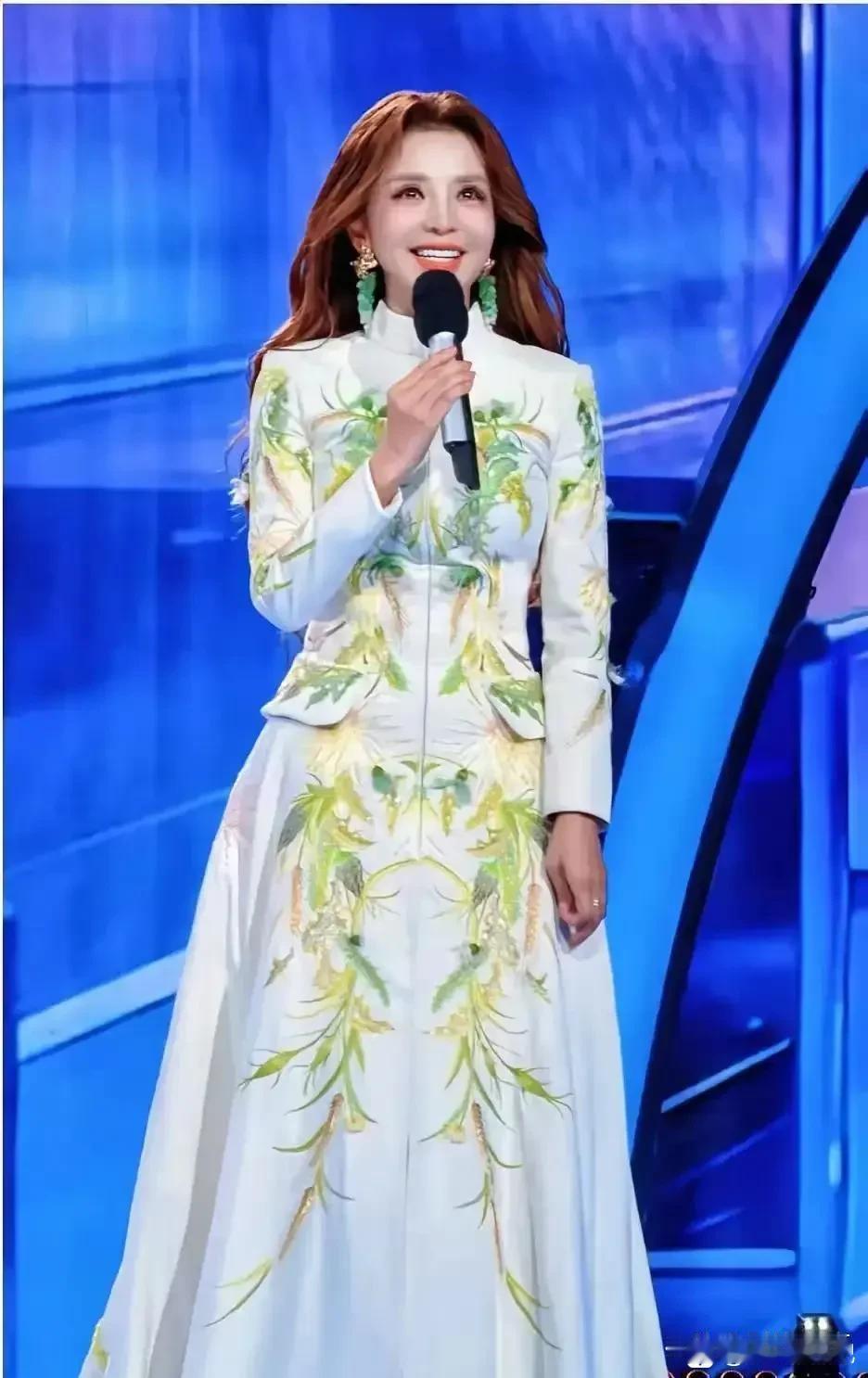 “朱迅跨年晚会抬头看天”被全网截图疯传?真相让所有人愣住了原来，她不是走神、不是